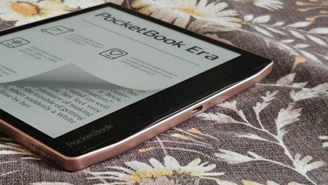 Test: PocketBook 700 Era Sunset Copper – čtečka, která mluví česky a ...